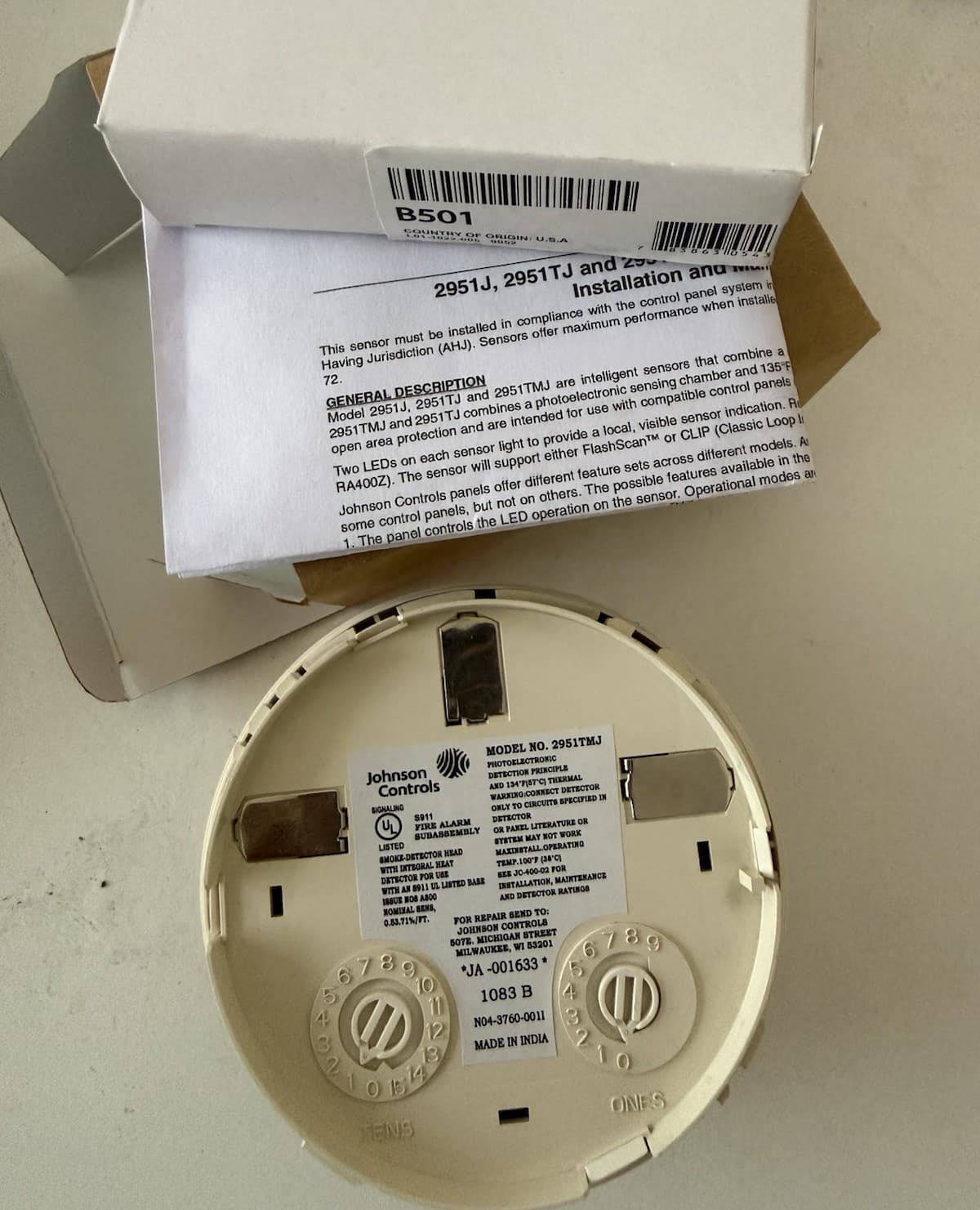 JOHNSON CONTROLS 2951TMJ SMOKE DETECTOR WITH BASE - New - Thumbnail 2