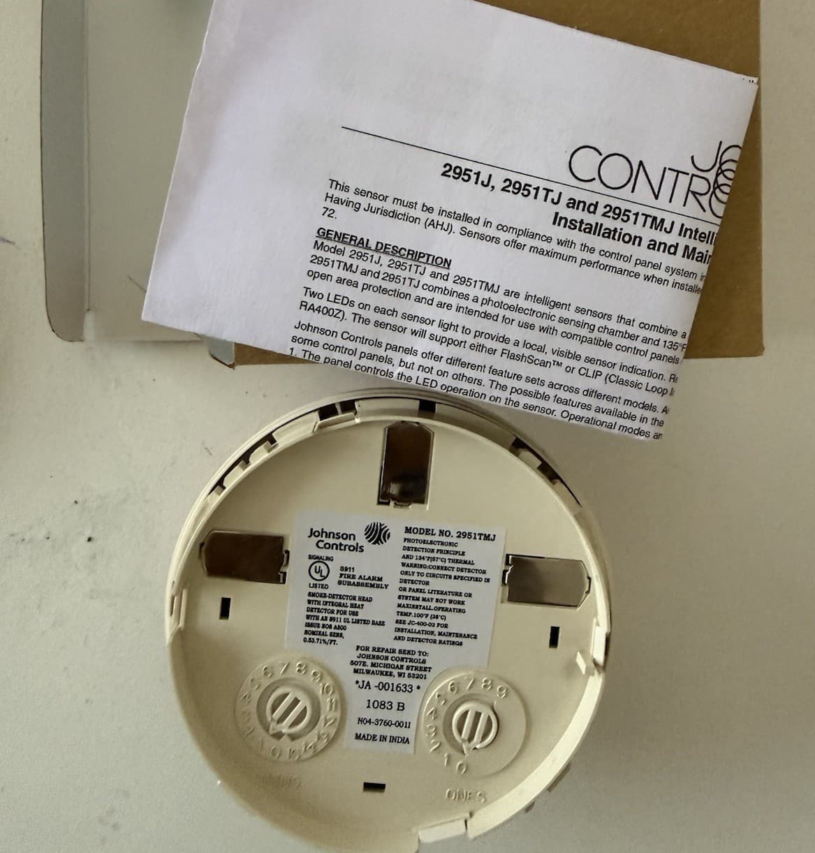 JOHNSON CONTROLS 2951TMJ SMOKE DETECTOR WITH BASE - New - Thumbnail 3