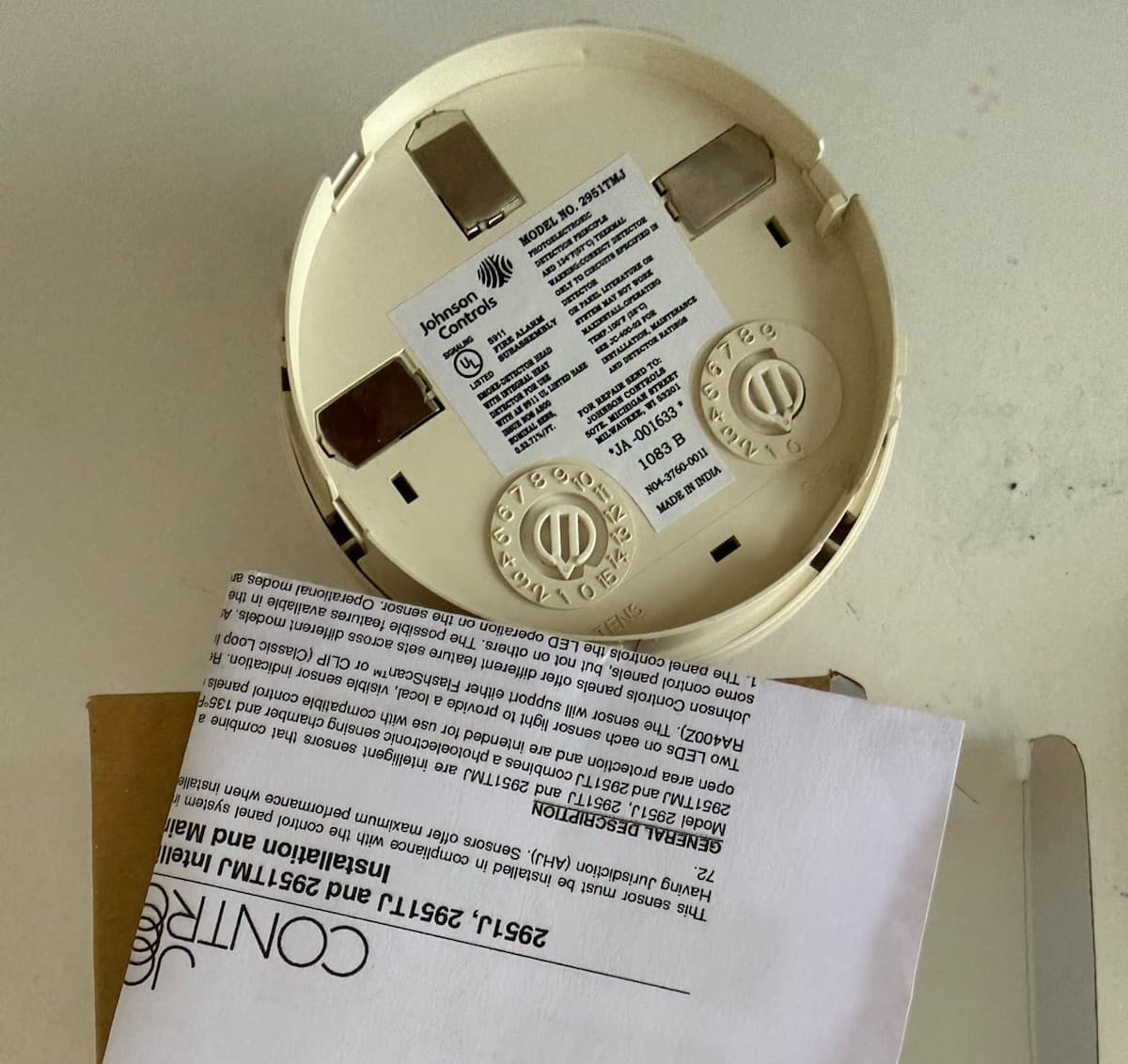 JOHNSON CONTROLS 2951TMJ SMOKE DETECTOR WITH BASE - New - Thumbnail 8
